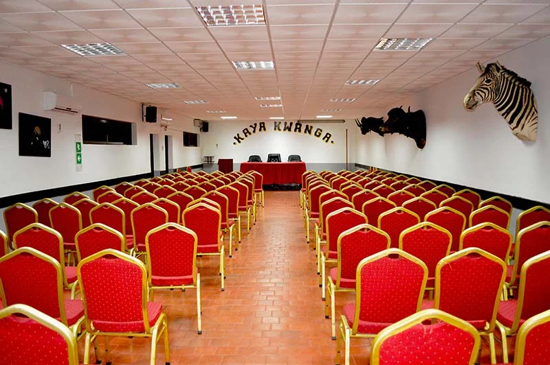 Sala de conferências com cadeiras em plateia