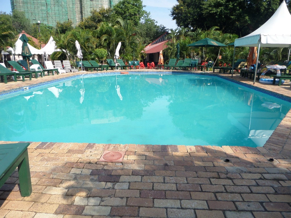 Piscina rodeada de vegetação na Kaya Kwanga