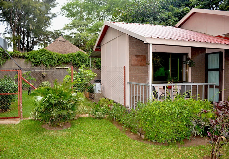 Casa com varanda e jardim