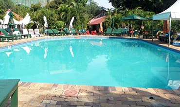 Piscina rodeada de vegetação na Kaya Kwanga