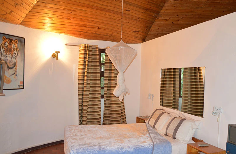 Quarto com cama e iluminação acolhedora